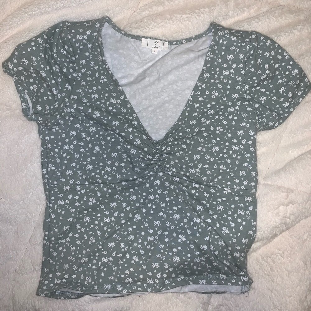 IVY & MAIN Cinch Front V-Neck Womens Tee